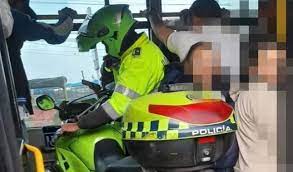 Policía anuncia investigación luego de que uniformado subiera una moto a TM