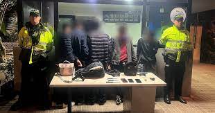 Estos hombres estaban intimidando a los pasajeros con armas blancas y una de fuego para que les entregaran sus pertenencias.