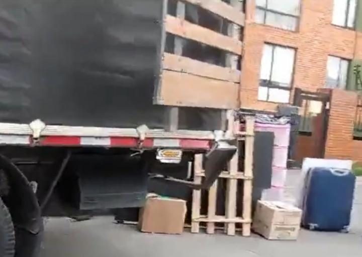 Camión policía nacional - trasteo.