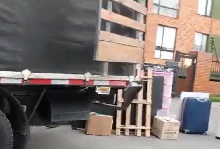 Camión policía nacional - trasteo.